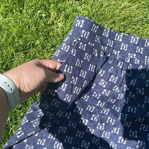 Gap size 2 navy mini skirt with white design - Picture 7 of 7